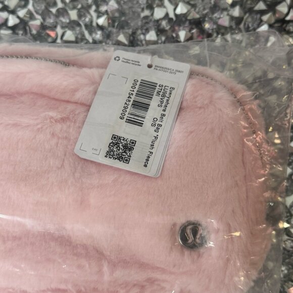 Lululemon Everywhere Belt Bag Plush Fleece strawberry milkshake furry fuzzy - Picture 7 of 10